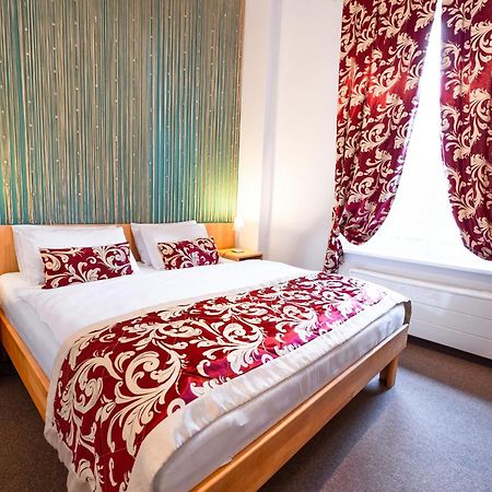 Hotel Mezni Louka 赫任斯科 外观 照片
